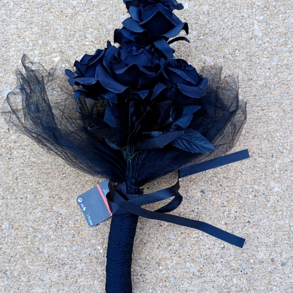 NWT Black Rose Bouquet - Picture 1 of 7